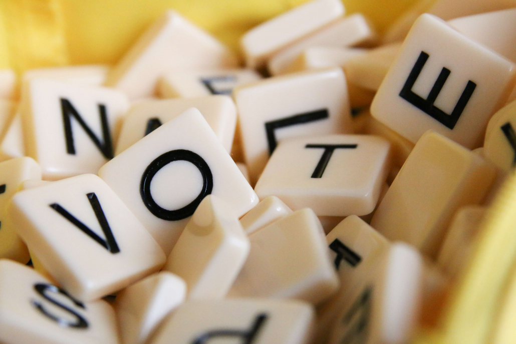 Tipps für Amazon Bewertungen - Durcheinander an Scrabble Steinen, vier davon ergeben das Word VOTE