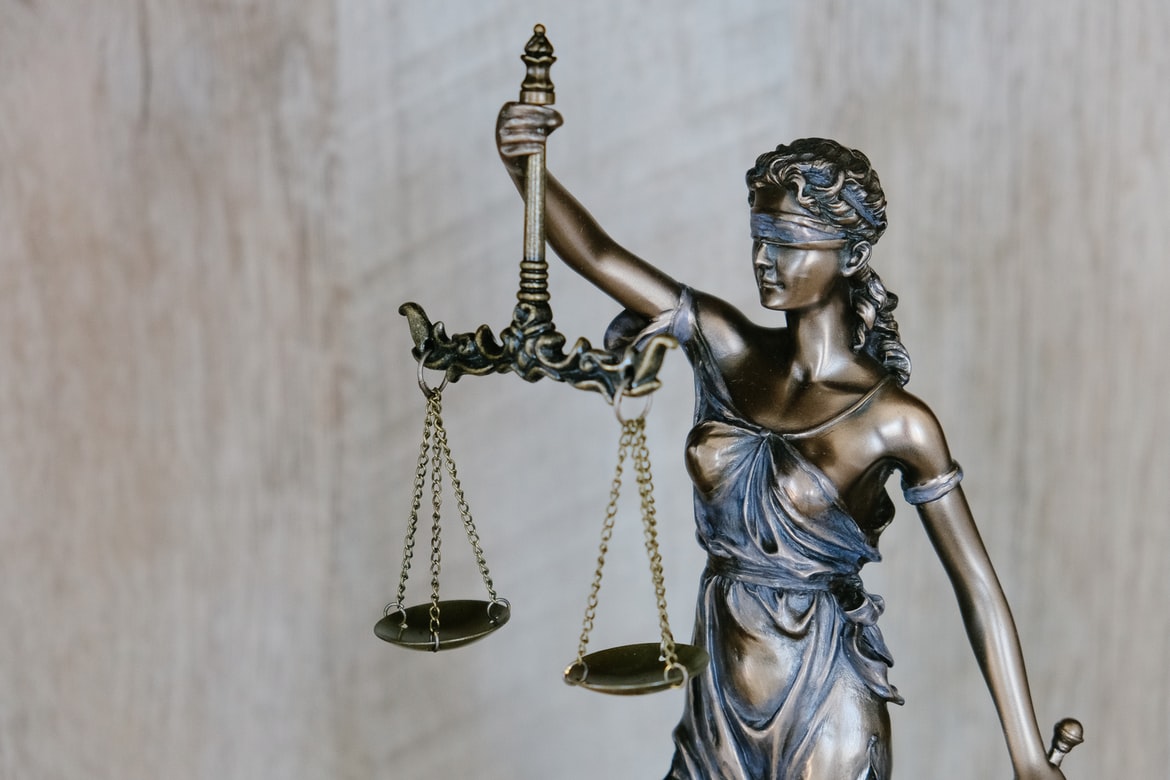 The picture shows Justicia standing with her scales as a symbol of justice. In 2022, online retailers are again expecting many new laws.
