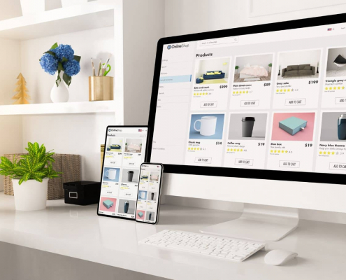 Welche E-Commerce-Strategie ist die richtige? Bild zeigt Desktop auf dem Onlineshop zu sehen ist.