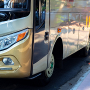 Das Bild zeigt Teile eines Omnibusses, stellvertretend für die Omnibus-Richtlinie