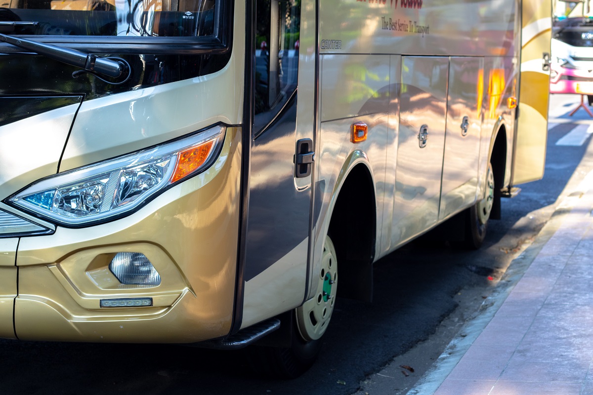 Das Bild zeigt Teile eines Omnibusses, stellvertretend für die Omnibus-Richtlinie