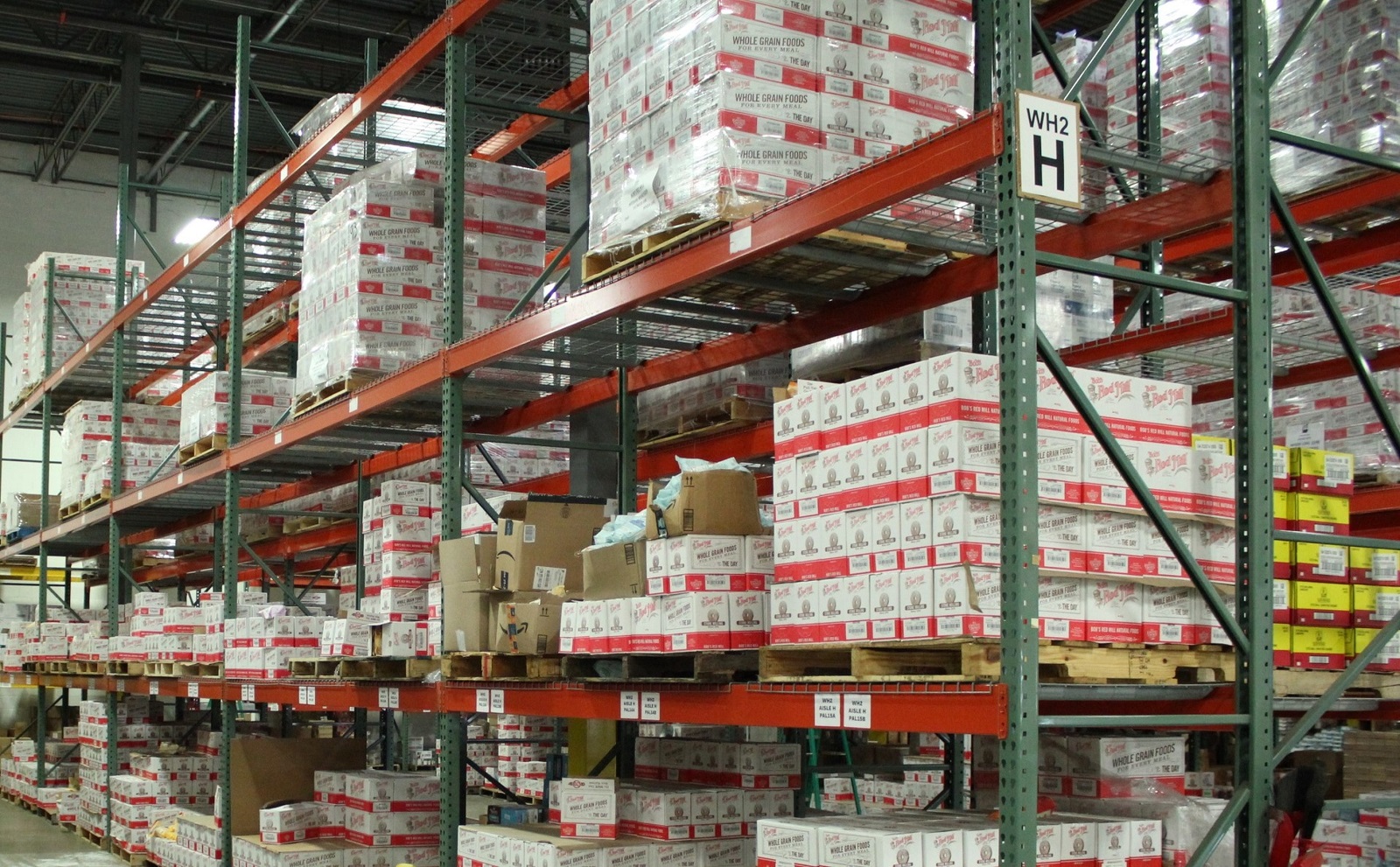 Das Bild zeigt ein Lager, das unter anderem mit Amazon-Paketen gefüllt ist.