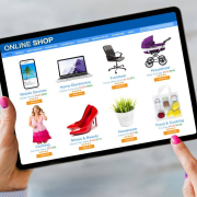 Online-Umsätze sichern: Tablet zeigt einen Onlineshop mit verschiedenen Produktangeboten. Finger zeigt auf ein Angebot.