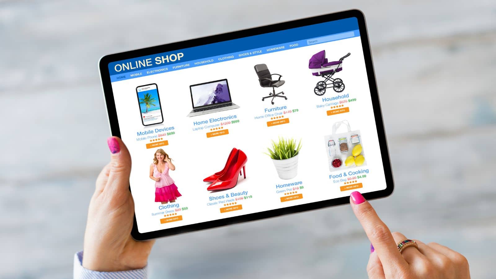 Online-Umsätze sichern: Tablet zeigt einen Onlineshop mit verschiedenen Produktangeboten. Finger zeigt auf ein Angebot.