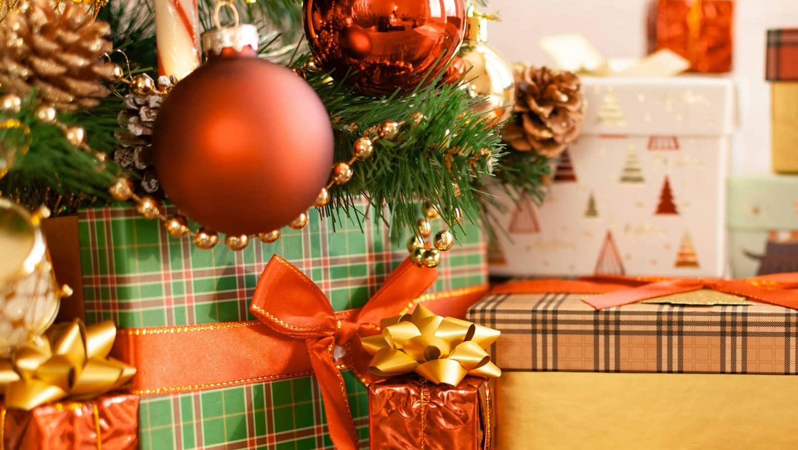Weihnachtlich geschmückter Tannenbaum mit Geschenken – symbolisch für das umsatzstarke Q4 im E-Commerce rund um Black Friday und Weihnachten.
